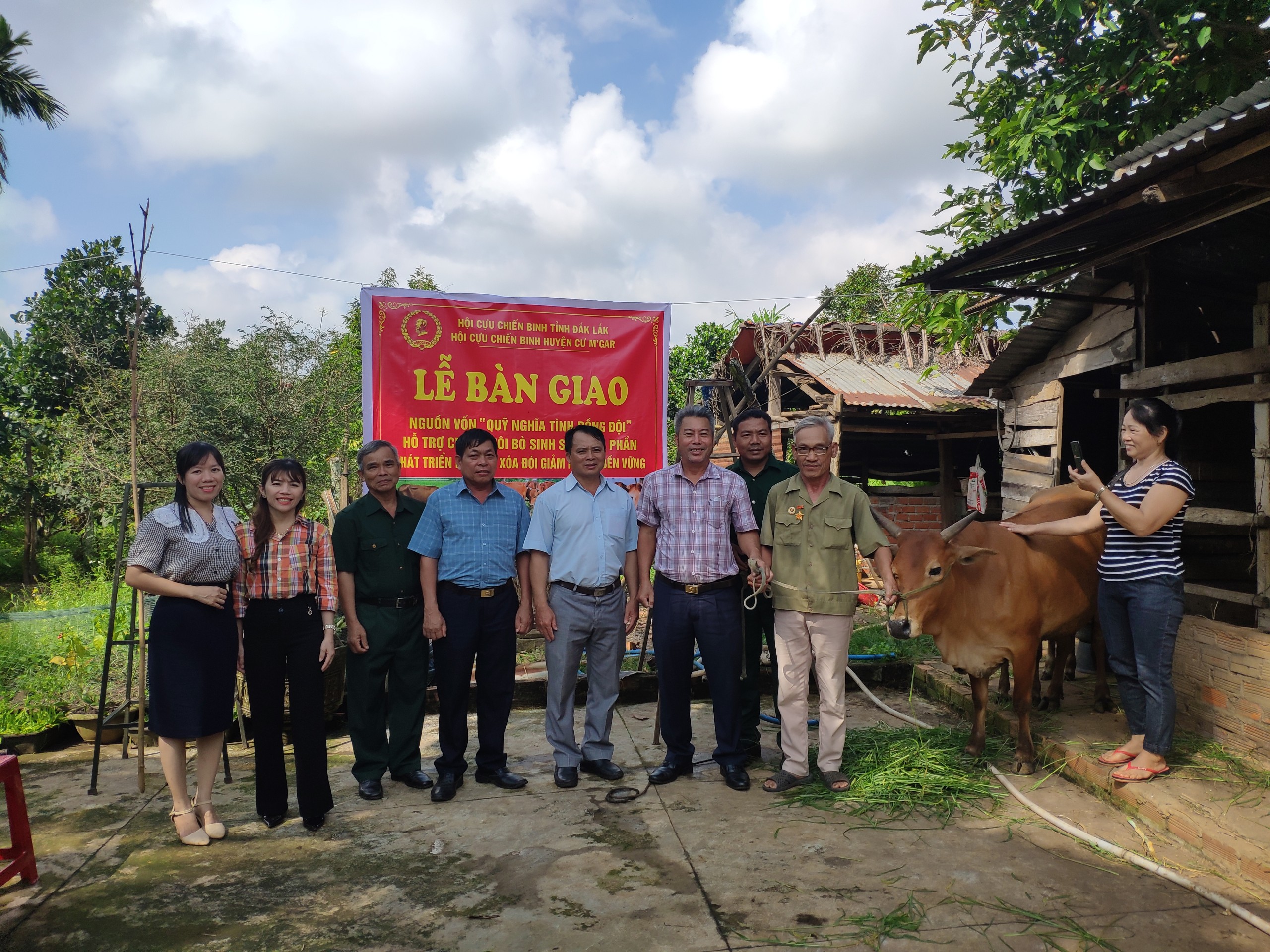 Hội Cựu chiến binh (CCB) huyện Cư M'gar phối hợp với Hội CCB xã Cư Suê tổ chức Lễ bàn giao nguồn vốn " Quỹ nghĩa tình đồng đội"  hỗ trợ chăn nuôi bò sinh sản, góp phần phát triển kinh tế, xóa đói giảm nghèo bền vững.